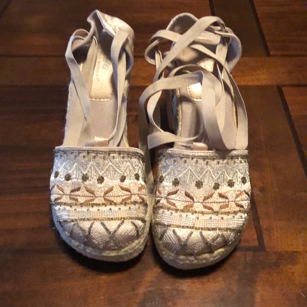 SO Lace-up Wedges